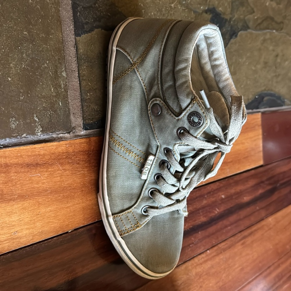 Taos cute grey/green ankle shoes with nice stitching. Good condition, size 7.